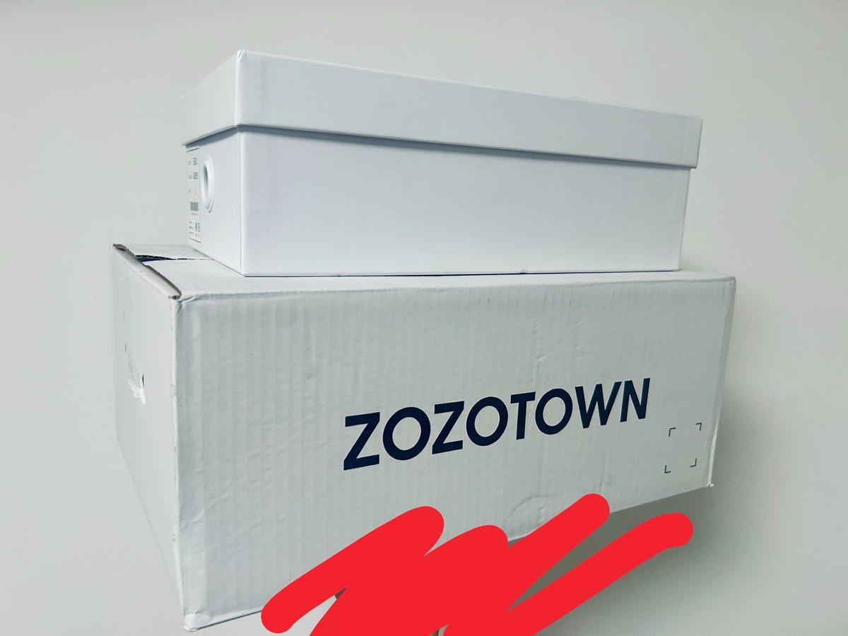 kosoado_sono's tweet photo. 最近は白い箱なんだ〜と思っていたらキャンペーンだった📦欲しい靴も滑り込みでゲット出来てラッキー✌️
 #ZOZOSALE箱CP https://t.co/NOkz8tCpdk