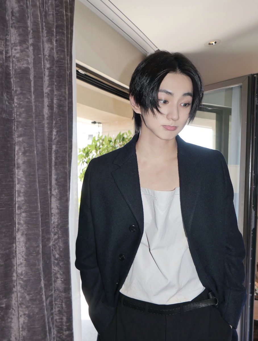 fleurseptber's tweet photo. จองวอนเป็นคนที่ภาพลักษณ์ versatile มาก แต่งตัวหล่อก็หล่อ แต่พอทำท่าน่ารักก็ยังดูน่ารักได้เลย เซ็ตนี้คือครบหมดทั้งหล่อ น่ารัก https://t.co/DlZZzEAI7a