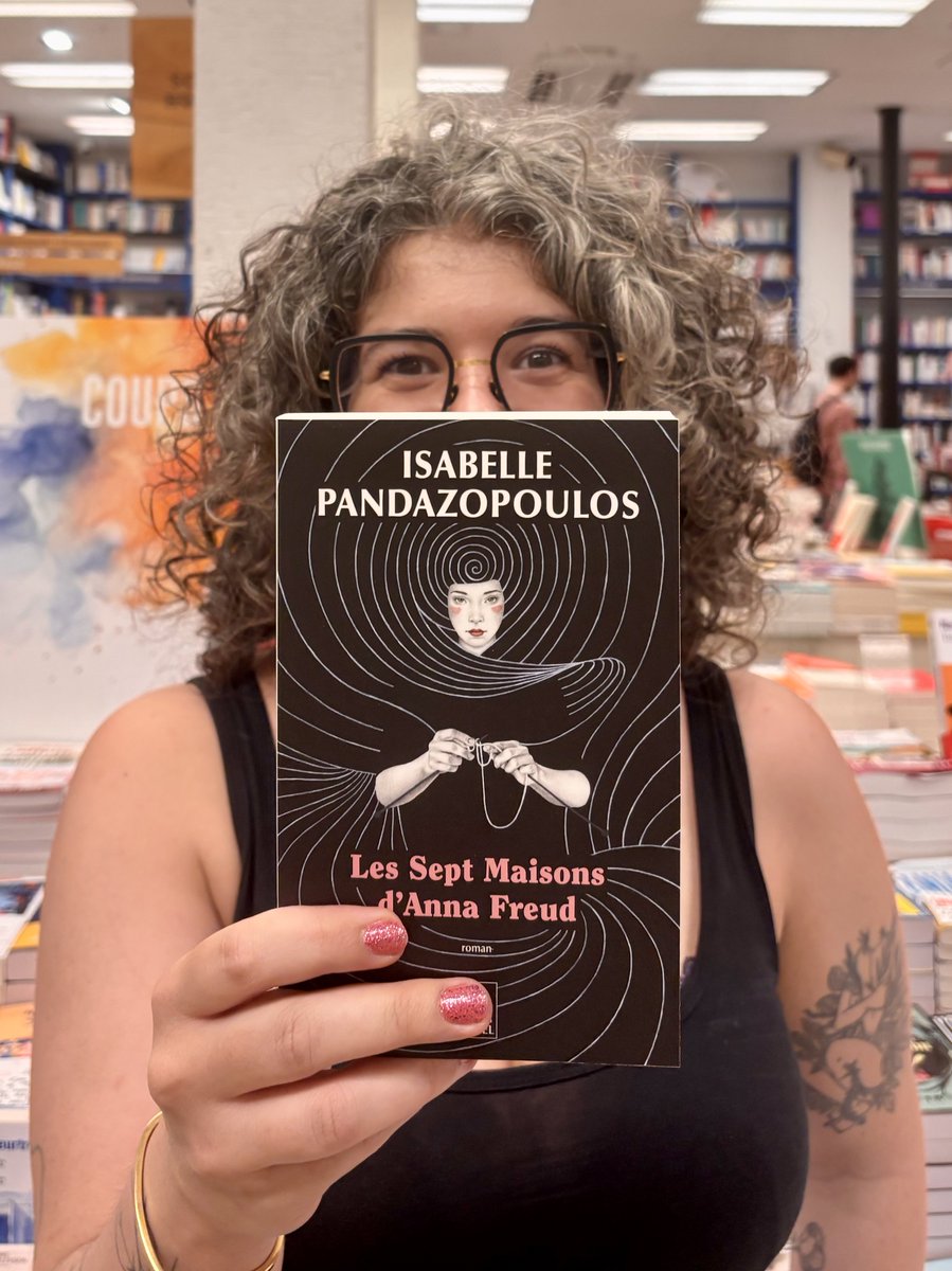 librairiemollat's tweet photo. Coup de ❤️ en poche : Les sept maisons d'Anna Freud, d'Isabelle Pandazopoulos chez @ActesSud. Qui fut Anna Freud, la plus jeune fille du célèbre #psychanalyste Sigmund Freud ? D'une #enfance entre maladie et solitude à une carrière brillante en #psychanalyse, un très beau roman. https://t.co/b7urN5GFaT