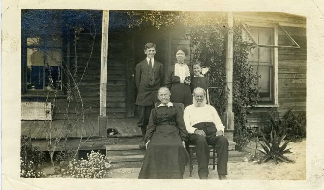 GoodCemeterian1's tweet photo. Photograph circa 1912 - 1914 of Ernest Augustus, Jane, Philomena, and two grandchildren. https://t.co/XY3Me5TMa0
