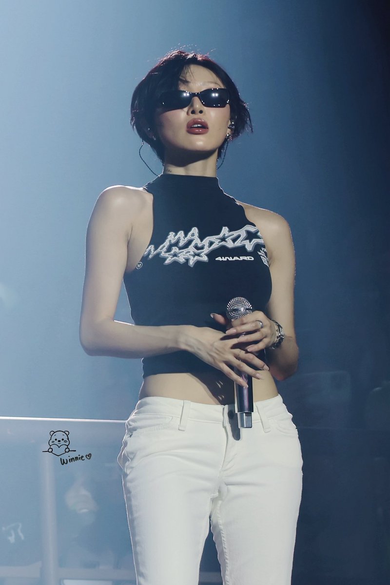 slothy_tea's tweet photo. THE WOMAN YOU ARE HWASA SHE IS SO HOT THESE FITS ARE SO INSANE 😫😫😫 https://t.co/wGGU1lZTZt