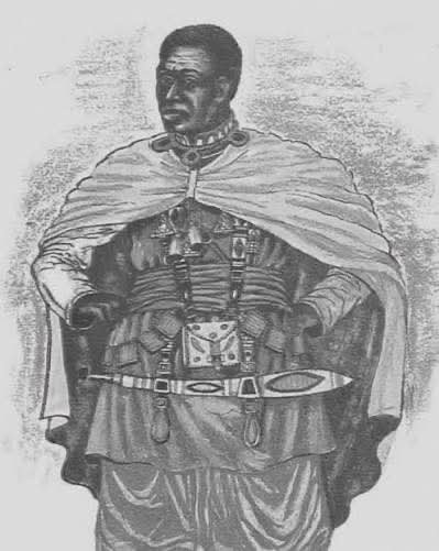 Nsangou_Khadafi's tweet photo. ✊🏾 LE ROI STRATÈGE QUI A CHOISI L’EXIL ET LE COMBAT PLUTÔT QUE LA SOUMISSION
L’honneur d’Alboury Ndiaye 🇸🇳

Imaginez un souverain africain d’une rare intelligence politique, refusant catégoriquement de signer le moindre traité qui aurait livré son peuple à la domination étrangère. Plutôt que de céder aux exigences des colonisateurs, il préfère abandonner son propre trône et poursuivre la lutte sur les routes de l’Afrique de l’Ouest. Cette histoire est celle d’Alboury Ndiaye, dernier grand Bourba du royaume du Djolof, dans l’actuel Sénégal.

Né vers 1847, Alboury Ndiaye accède au pouvoir en 1875, à une époque où l’expansion coloniale française s’intensifie dans toute la région. Très tôt, il comprend que les projets de voies ferrées et les accords de protectorat proposés par les Européens ne sont pas de simples initiatives commerciales ou diplomatiques : ils constituent les instruments d’une future domination politique et économique.

Déterminé à préserver l’indépendance de son royaume, il entreprend de moderniser son armée. Grâce à des marchands britanniques installés en Gambie, il se procure des milliers de fusils modernes et renforce considérablement ses capacités militaires. Dans le même temps, il interdit aux ingénieurs français de traverser son territoire. Fin stratège et habile diplomate, il entretient également des liens avec d’autres grandes figures de la résistance ouest-africaine, notamment Lat Dior Diop et Samory Touré.

En mai 1890, confronté à une offensive de grande ampleur menée par l’armée française, dotée d’une puissante artillerie, Alboury prend une décision qui marquera l’histoire. Refusant aussi bien la capitulation que le sacrifice inutile de son peuple, il adopte la tactique de la terre brûlée. Il ordonne l’évacuation de sa capitale, Yang-Yang, et quitte le Djolof à la tête de milliers de cavaliers pour poursuivre la résistance ailleurs.

Commence alors une extraordinaire épopée à travers l’Afrique de l’Ouest. De royaume en royaume, Alboury poursuit son combat contre l’avancée coloniale. Son parcours le conduit jusqu’à l’Empire de Ségou puis à l’Empire de Sokoto, dans l’actuel Nigeria, où il met son expérience militaire au service des souverains locaux confrontés aux ambitions françaises et britanniques.

En 1901, près de Dosso, dans l’actuel Niger, le destin le rattrape. Au cours d’un affrontement particulièrement violent, ce roi indomptable tombe les armes à la main. Il meurt loin de sa terre natale, mais libre jusqu’à son dernier souffle, fidèle à ses principes et à son refus de toute soumission.

Si nous racontons aujourd’hui l’histoire d’Alboury Ndiaye, c’est parce qu’elle rappelle que la résistance africaine dépassait les frontières des royaumes et des empires. Son parcours incarne la solidarité, le courage et la détermination de nombreux dirigeants africains face à l’expansion coloniale.

🔥 Alboury Ndiaye n’a jamais accepté la domination étrangère. Il a préféré l’exil, l’errance et la guerre à la perte de sa liberté.