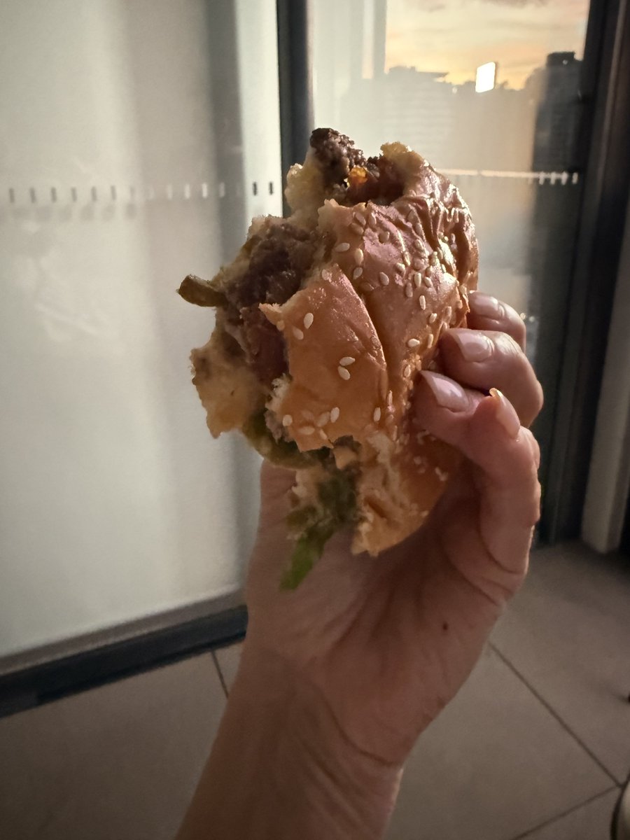 SonjatMorgan's tweet photo. I need it. Best hamburger 🍔 Guess what the 2nd and 3rd most ordered foods are? https://t.co/Z6Z1e474zq