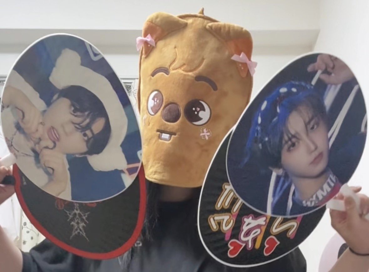Han_love_08's tweet photo. 日本ライブ情報やっときて興奮しすぎてうちわカバー被ってマツケンサンバ踊ってた。 #straykids https://t.co/q5UlpnjAZu