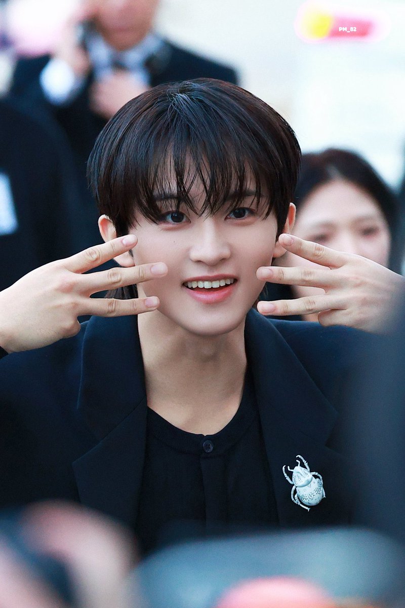 zett is going to meet MARK LEE!! 💙🙇🏻♀️ tweet media