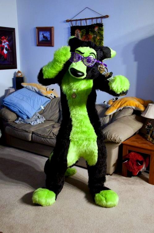 zeepalmerr's tweet photo. Because of @CaptainChaotika's post, I was able to get in touch with @Mangusu, who gave me the green light to build Monster Roo v2.0. 

I am beyond excited for the comeback of this icon, and honored to share character rights with @/melhelmeh. 💚 https://t.co/TgarDCNik4
