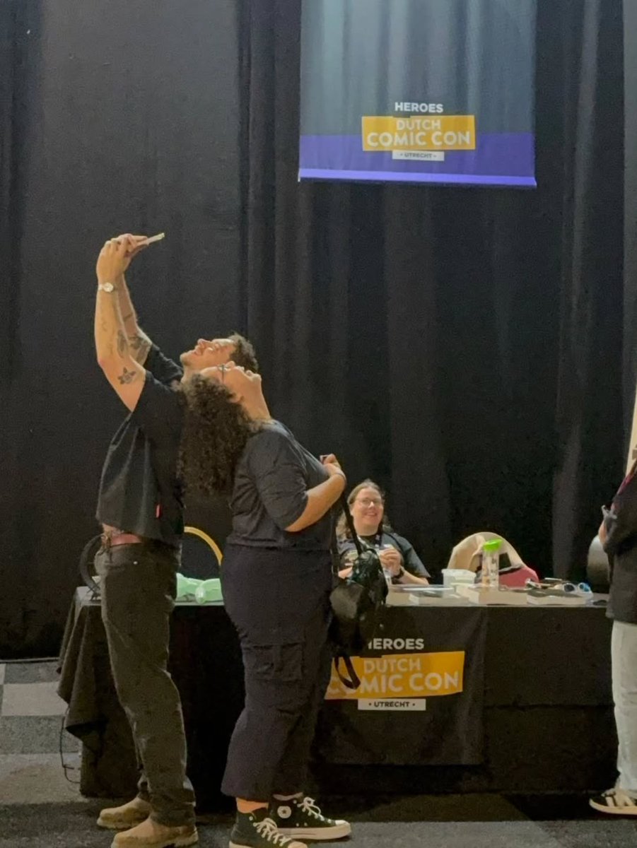 911_archive's tweet photo. Oliver taking a selfie with a fan! 

maud_heijmann/IG 
(Heroes Dutch Comic Con, Netherlands) (21 June 2026) https://t.co/AhOfXvrPOk