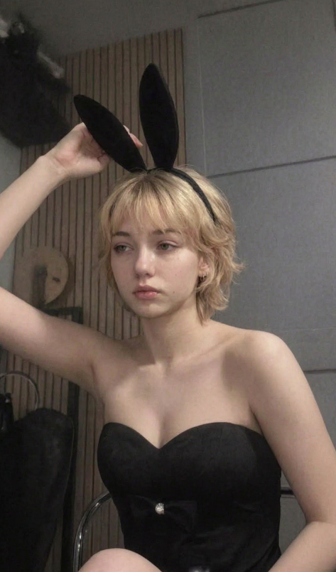 fubnear's tweet photo. Whoโs your favorite bunny? ๐#BunnyGirl #AltGirl #Blonde #BlackDress #BunnyEars #SoftGirl #Aesthetic #AltFashion #BlondeHair #CuteButHot #PlayfulVibes https://t.co/SWkcFBN7fk
