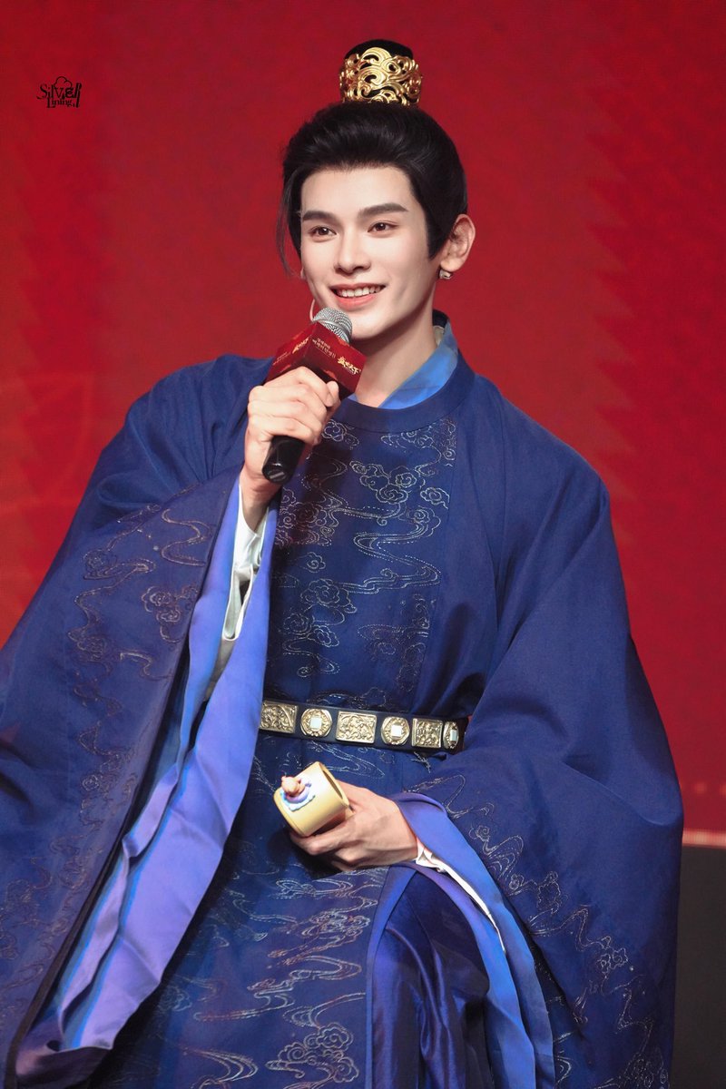 noOjjachige's tweet photo. 아니 야오치 옵 원색을 ㅈㄴ잘받는듯 씨뻘건 배경에 시퍼런옷 입고잇는데 오히려 얼굴이 개잘보임 https://t.co/l5mb1ULU6x