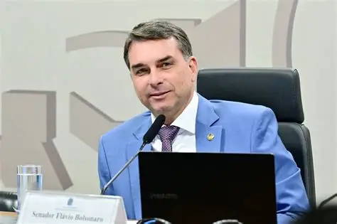 bolsonarotv_'s tweet photo. 🚨URGENTE | André Mendonça manda remover posts que ligam Flávio Bolsonaro a apoio à ‘escala 7×0’

O PL sustenta que o material extrapola a crítica política e se enquadra como propaganda eleitoral negativa antecipada. https://t.co/bbtpXvyMs5