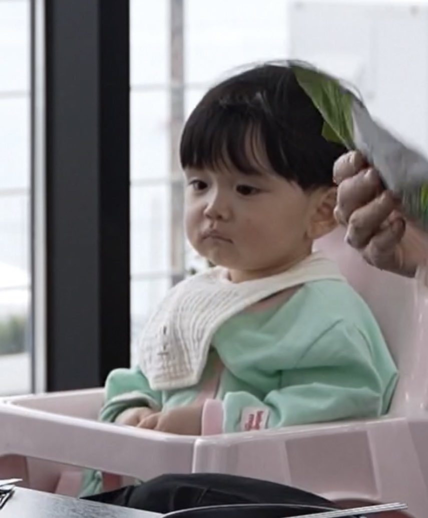 bongbong_txt's tweet photo. 두손 모아 얌전히 기다리는 모습 보고 너무 귀여워서 웃음 나와 
아기가 어케 이래 https://t.co/tiWsO4lNyt
