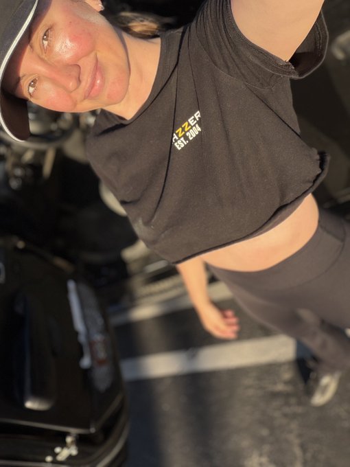 Brett Rossi - 1 pic. We love a 6am Monday workout 💪 https://t.co/QHyjbXnbf6