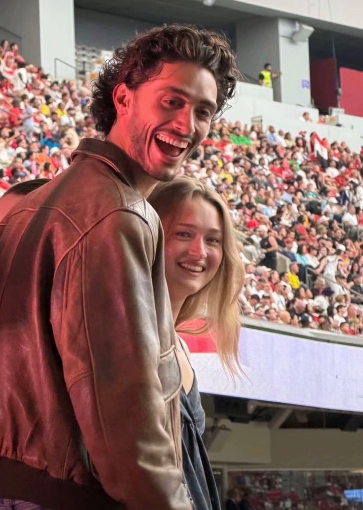 NlGHTWINKS's tweet photo. couple so right they look like they jumped straight out from disney https://t.co/lKdIi25PI4