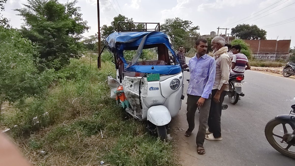 VikashSahuftp's tweet photo. अमौली में दर्दनाक सड़क हादसा, एक की मौत, छह घायल

चांदपुर थाना क्षेत्र के अमौली कस्बे में सोमवार को बलदेव गिरी इंटर कॉलेज के सामने ऑटो और बोलेरो की हुई भीषण भिड़ंत ने एक परिवार की खुशियां छीन लीं।
हादसे में गंभीर रूप से घायल 60 वर्षीय रामआसरे कुशवाहा (निवासी पैलानी का डेरा, बांदा) की कानपुर हैलट अस्पताल ले जाते समय रास्ते में मौत हो गई। वहीं घायल ललित की हालत अब भी नाजुक बनी हुई है।
प्रत्यक्षदर्शियों के मुताबिक टक्कर इतनी भीषण थी कि ऑटो के परखच्चे उड़ गए और मौके पर चीख-पुकार मच गई। स्थानीय लोगों ने तत्काल राहत कार्य शुरू किया और एम्बुलेंस की मदद से सभी घायलों को सीएचसी अमौली पहुंचाया गया। प्राथमिक उपचार के बाद गंभीर घायलों को जिला अस्पताल फतेहपुर और हैलट कानपुर रेफर किया गया।
घटना के बाद चांदपुर पुलिस ने दोनों वाहनों को कब्जे में लेकर दुर्घटना के कारणों की जांच शुरू कर दी है।

@Uppolice @fatehpurpolice