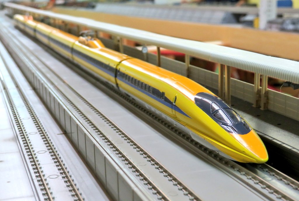 ryuen1120's tweet photo. ドクターイエロー＆500系の運行終了の話題の中で､2つを掛け合わせて500系をドクターイエローにしてみたAI画像にあまり良い反応が見受けられなかったのですが､世間の鉄オタさんには不評なのでしょうか？
個人的にはかっこいいと思うんですが…
(自作500系ドクターイエローのNゲージを載せて…) https://t.co/LOTNxkKeAz