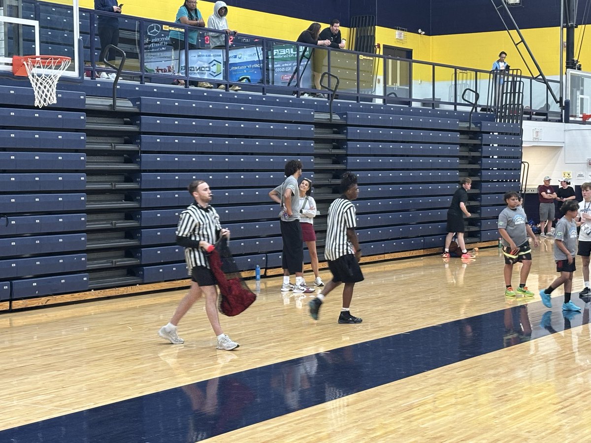 wildcatsuk's tweet photo. Walker Horn reffing at the Jaxson Hayes Pro Camp!
@KSRonX https://t.co/kx8rM1QQte