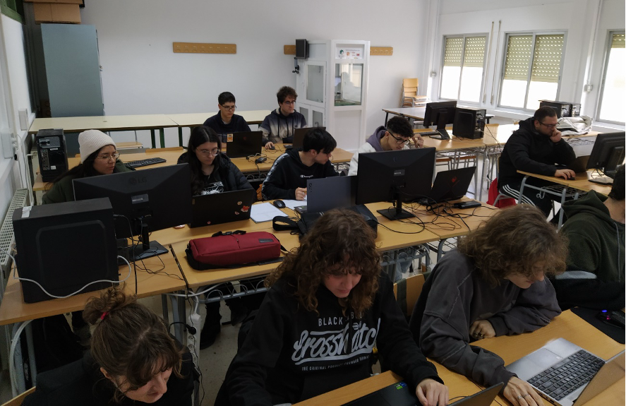 Ies_GPrieto's tweet photo. 🌡️🔬 El proyecto TEMPESTAS BOX entra en su recta final tras meses de trabajo colaborativo.

El alumnado ha resuelto retos reales, uniendo innovación, sostenibilidad y aprendizaje práctico en FP. 🚀

#CofinanciadoUE #innovacionCLM #fp #somosdelprieto https://t.co/9pPCRauYdu