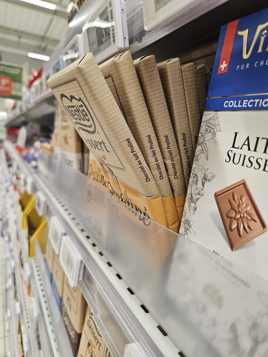 XMihura's tweet photo. los chocolate del supermercado derritiéndose porque habrá 32 grados dentro fácilmente

es ridículo https://t.co/TZGJ7OeSrI