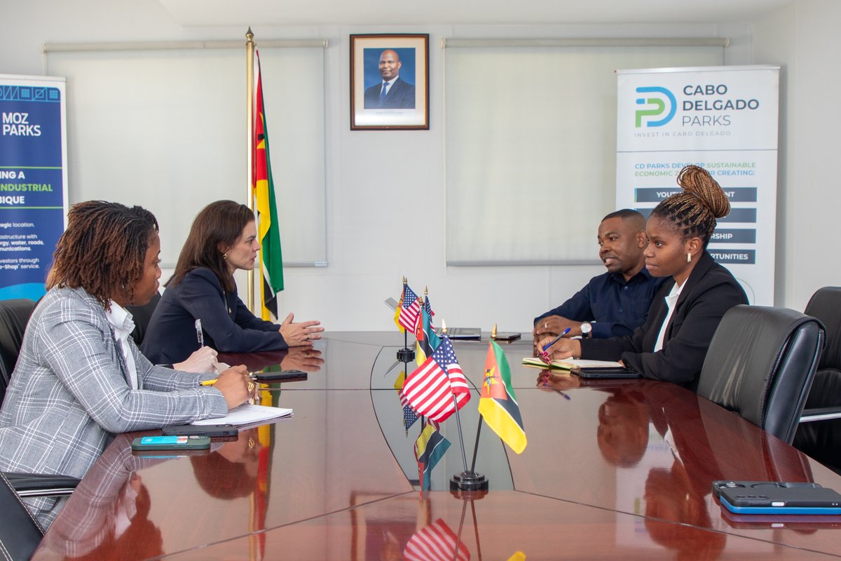 USAmbMoz's tweet photo. Visitei o Parque Industrial de Beluluane, gerido pela MozParks, para conhecer melhor o papel que os parques industriais desempenham na promoção da industrialização, da criação de emprego e do crescimento económico em Moçambique.
 
Durante a visita, tive a oportunidade de conhecer empresas que contribuem para o desenvolvimento económico do país, incluindo a @sunshinenutco , uma importante exportadora de castanha de caju para os Estados Unidos. Também conheci a @RaxioMozambique, uma empresa ligada à expansão da infraestrutura digital em Moçambique.

As discussões destacaram a importância de criar um ambiente favorável ao investimento, fortalecer as cadeias de abastecimento locais e desenvolver as competências necessárias para apoiar o crescimento industrial de longo prazo.
 
Agradeço à MozParks pela oportunidade de conhecer melhor a sua visão para o futuro da industrialização em Moçambique e as formas de reforçar a cooperação económica entre os Estados Unidos e Moçambique. #USMZ #EstamosJuntos