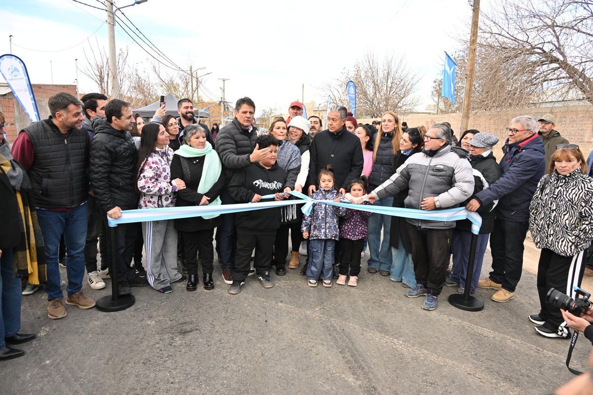 MarianoGaidoOk's tweet photo. Después de 25 años de espera, más de 300 familias del sector La Familia ya cuentan con agua, cloacas, gas, asfalto e iluminación LED. 💪

Una obra realizada en conjunto entre Municipio y Provincia💪

#NeuquénCapital #ObrasQueTransforman #OrgulloNeuquino https://t.co/n3jT09XK7P