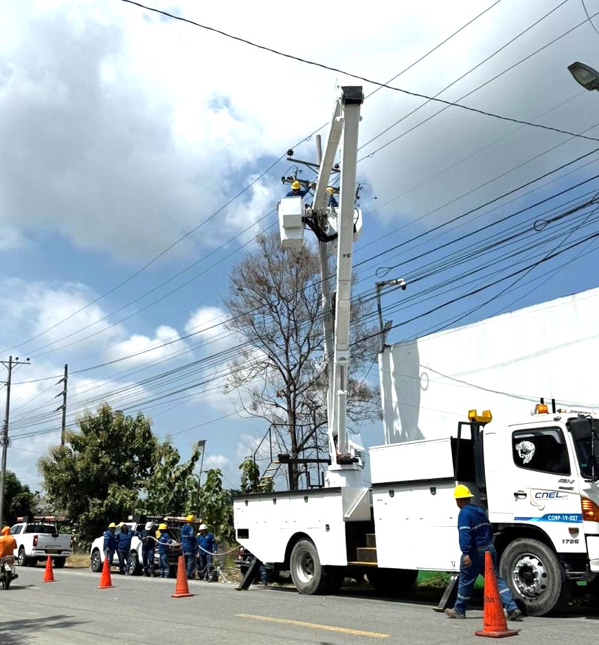 CNEL_EP's tweet photo. ✅ GUAYAS

Para garantizar una medición precisa y fortalecer la confiabilidad del servicio eléctrico, técnicos de #CNELEP de las áreas de Distribución y Comercial realizan labores de mantenimiento en los equipos de medición de clientes especiales de la parroquia La Aurora, cantón Daule.

Esta intervención permitirá asegurar el correcto registro de aproximadamente 250.000 kWh mensuales, contribuyendo a una gestión eficiente de la energía y a un adecuado control de los consumos eléctricos.