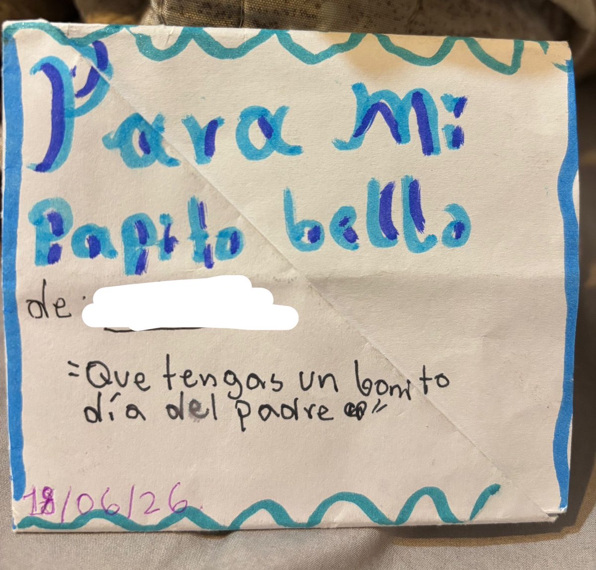 PatricZambrano's tweet photo. Recibí este hermoso detalle de mi princesa. ❤️

Ver su sonrisa reflejada en cada dibujo y en cada palabra llena mi corazón de paz. Aunque las circunstancias nos han llevado a estar físicamente separados por momentos, me alegra saber que está creciendo rodeada de amor, estudiando de manera presencial, compartiendo con sus amigos, aprendiendo, riendo y disfrutando cada etapa de su infancia.

Agradezco profundamente a mi madre por cuidarla con tanto amor y dedicación. Saber que mi hija está bien, feliz y protegida es una de las mayores bendiciones que puedo tener.

Hija querida, quiero que nunca olvides cuánto te amo. Eres mi orgullo, mi alegría y una de las razones más importantes de mi vida. Cada día pienso en ti, celebro tus logros y sueño con seguir construyendo hermosos recuerdos juntos.

Sigue sonriendo, sigue aprendiendo y sigue siendo esa niña maravillosa que ilumina la vida de quienes te rodean. Tu papá siempre estará contigo, amándote con todo su corazón. ❤️👑

Te amo infinitamente, mi princesa.

#AmorDePapá #MiPrincesa #OrgulloDePadre #Familia #ElAmorNosUne