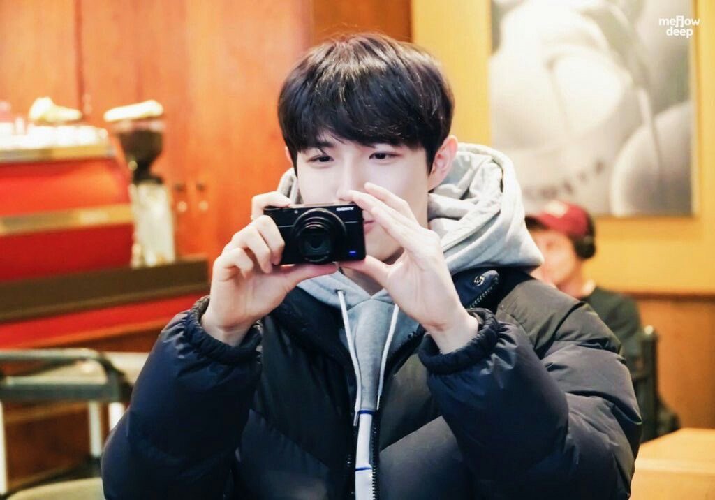 jjaeniiii_zip's tweet photo. 안에 이너로 후드.. 입는 김재환을 사랑하는 편 https://t.co/NwwfVLU0Cp