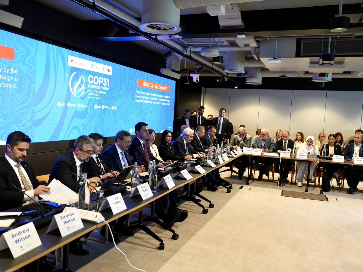 murat_kurum's tweet photo. Londra İklim Eylem Haftası kapsamında, Türkiye Odalar ve Borsalar Birliği tarafından düzenlenen "COP31 İş Dünyası Forumu"nda iş dünyasının değerli temsilcileriyle bir araya geldik.

COP31 Başkanlığı olarak özel sektörden beklentilerimizi dile getirdik, önerileri dinledik. Döngüsel ekonominin önemini, dönüşümü sağlayanların yaratacakları farkı anlattık. 

İş dünyasının ulusal iklim planlarının uygulanmasında aktif rol almasını ve bu dönüşümü bir yük değil, yeni fırsatlar doğuran stratejik bir alan olarak görmesini önemsiyoruz. Bu kapsamda COP31 İş Dünyası Temsilcisi olarak görevlendirdiğimiz TOBB’a sürece verdikleri anlamlı destek için teşekkür ediyorum. 

@turkiyecop31 @RHisarciklioglu