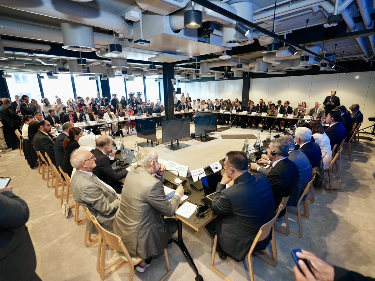 murat_kurum's tweet photo. Londra İklim Eylem Haftası kapsamında, Türkiye Odalar ve Borsalar Birliği tarafından düzenlenen "COP31 İş Dünyası Forumu"nda iş dünyasının değerli temsilcileriyle bir araya geldik.

COP31 Başkanlığı olarak özel sektörden beklentilerimizi dile getirdik, önerileri dinledik. Döngüsel ekonominin önemini, dönüşümü sağlayanların yaratacakları farkı anlattık. 

İş dünyasının ulusal iklim planlarının uygulanmasında aktif rol almasını ve bu dönüşümü bir yük değil, yeni fırsatlar doğuran stratejik bir alan olarak görmesini önemsiyoruz. Bu kapsamda COP31 İş Dünyası Temsilcisi olarak görevlendirdiğimiz TOBB’a sürece verdikleri anlamlı destek için teşekkür ediyorum. 

@turkiyecop31 @RHisarciklioglu