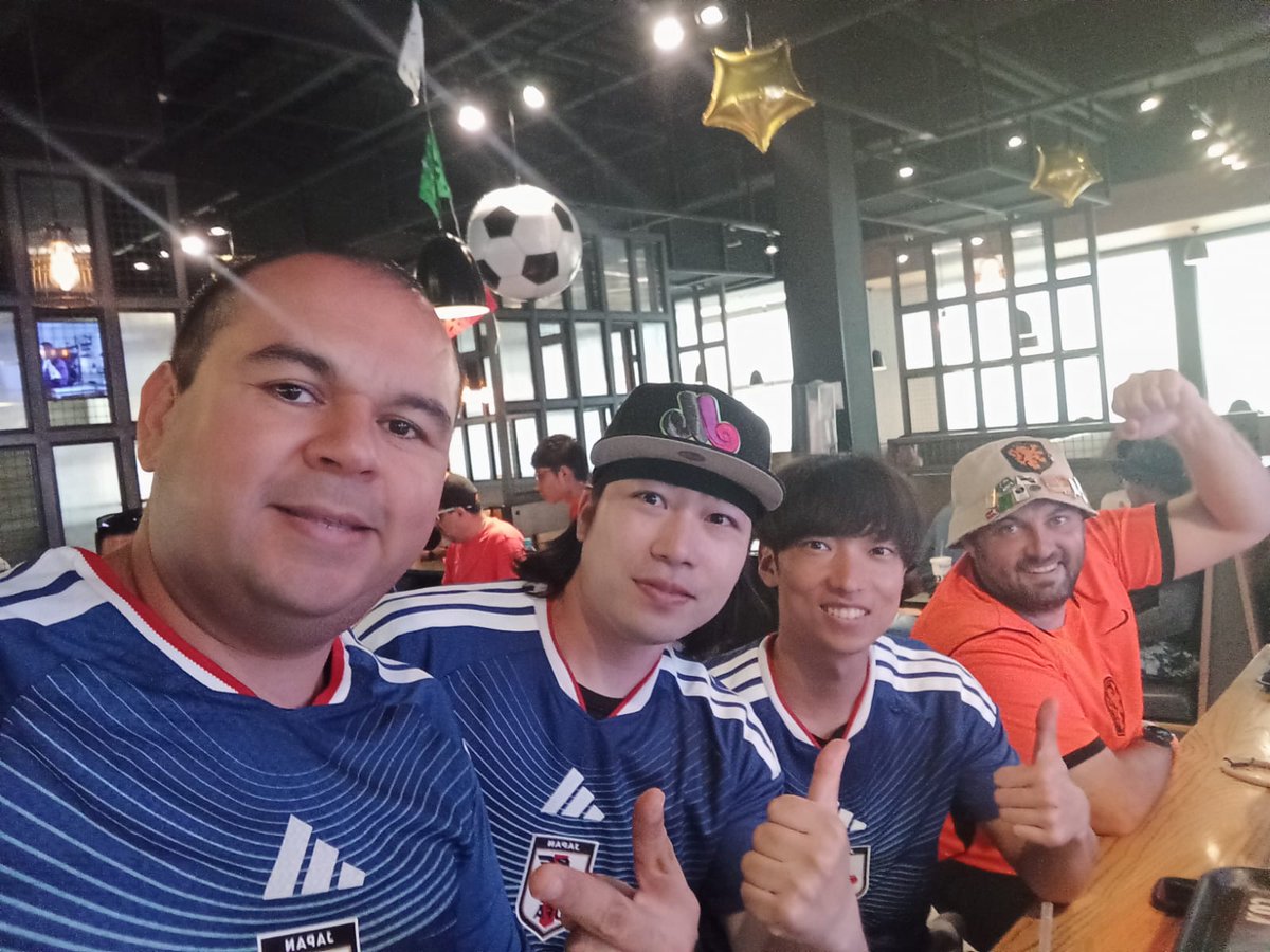 GzzTigr's tweet photo. Los japoneses son bastante amables todos... Muchas felicidades Japón por su gran partido  
#FIFAWorldCup #JAPAN #SAMURAIBLUE #サッカー日本代表 https://t.co/Lti995QJka