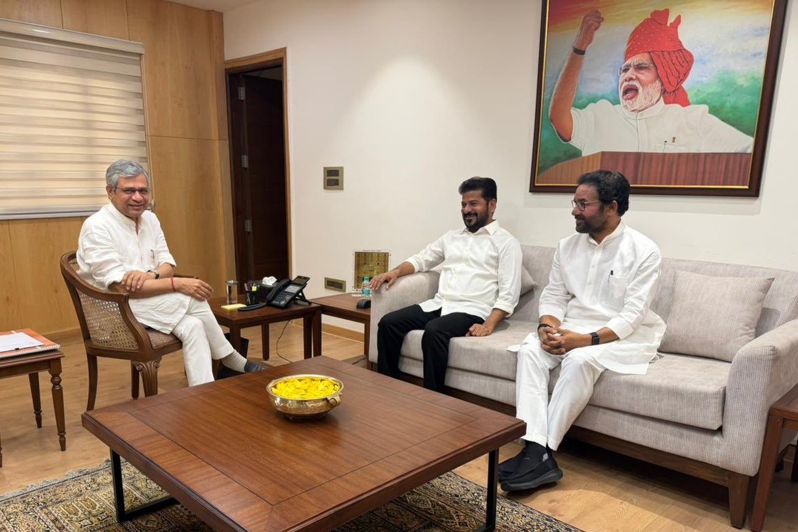vurashashi's tweet photo. గుజరాత్‌కు గులాంగా పనిచేసే వారికి...
స్వ రాష్ట్ర ప్రయోజనాల కోసం పనిచేసే బాధ్యత నేర్పియడం అంటే ఇదేనేమో ?

తెలంగాణ ప్రయోజనాలే ముందు...
రాజకీయాలు తర్వాత అని పనిచేసే మీ నాయకత్వానికి  హాట్సాఫ్. 👏 @revanth_anumula అన్న 

#RevanthReddy #KishanReddy #telangana https://t.co/GueVSD7Q8x