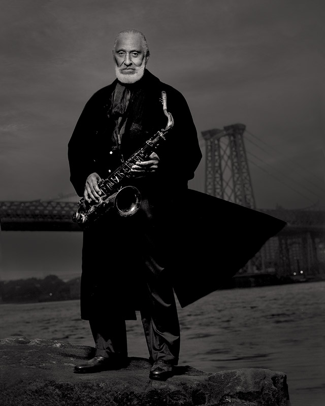 RollinsBridge's tweet photo. Iconic photos of Sonny Rollins and the Williamsburg Bridge, from 2005, taken by Jimmy &amp; Dena Katz. Our great thanks to them for allowing us to share

#SonnyRollinsBridge https://t.co/U9YKSAOTkf