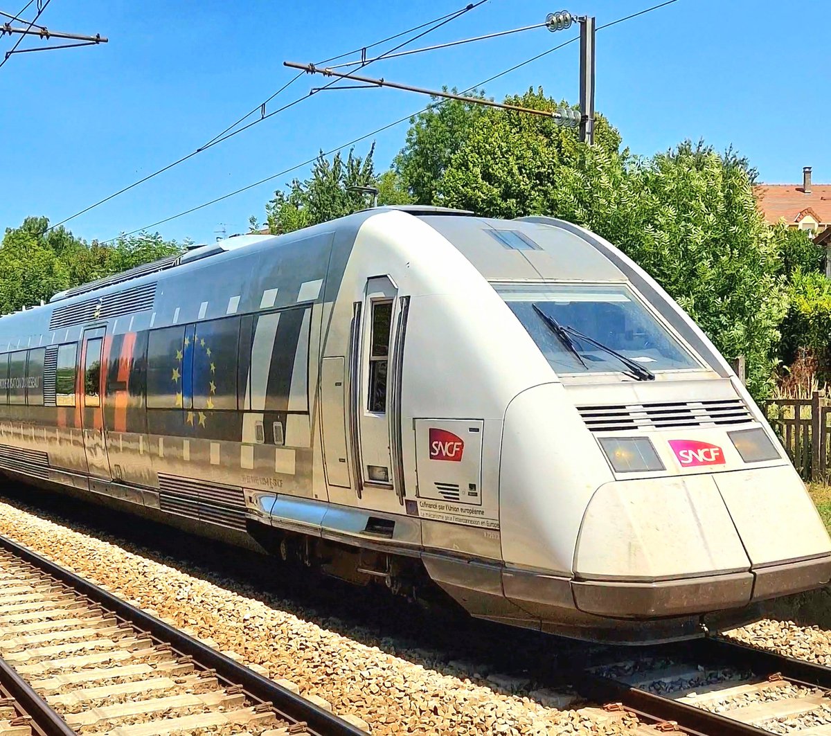 sgenmobilite's tweet photo. Passage ce midi de l’autorail thermique bi-caisses de mesure et de surveillance des voies X72500 ETCS sur la ligne de la vallée de la Mauldre (78) ! #x72500ects #x72633 #ects #europeantraincontrolsystem #vigirail #autorail #railcar #rollinglab #sncfreseau #euflag #europeanflag https://t.co/z5UnqsS48u