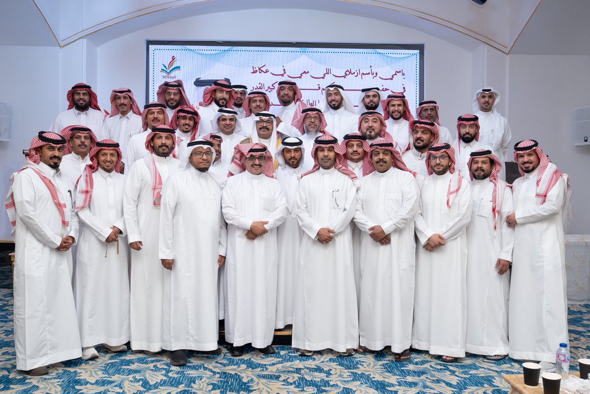 bin_sfeer's tweet photo. تنطق أقلامنا البكماء في أيام الله سمعاً وطاعة؛ تنطق بها المحبة، ويسعى بها الوفاء، وتنادي بهما في الناس ما وسعها النداء. 

وفي يومٍ من أعزّ أيام الله علينا وأمضاها إجلالاً وحفاوة؛ يوم الاحتفال لتقاعد عميد الأسرة والمسرَّة، سيد السادة، كريم الوفادة، جواد الرفادة، صاحب الفضل والسعادة، وابتداء العطاء ومنتهاه: أخي الكريم الأكبر: فايز "أبو زياد". 

احتفل به زملاؤه، منسوبو تعليم الطائف، معلمو مدرسته والإداريون فيها، أرباب الفضل، شركاؤه في المعالي، أعوانه على حمل الأمانة، وأمثاله في النُبل والمسؤولية والشهامة. 

لم يحتفلوا بحكم العادة، ولم يحملهم إلى الاحتفال تقليد؛ بل الوفاء والمحبة وإعادة المعروف إلى غِمده وسليله. 

احتفلوا بقائدهم والمكارم والأخلاق التي ورثوها عن آبائهم وأجدادهم تسعى بين أيدهم كأنها النور التام يوم الشهادة. 

بعد أن عبَّر بالتربية والتعليم -أصالة عن نفسه ونيابة عن وزارة التعليم قائداً من قياداتها- عَبَرَها عزيز النفس، محمود المقام، عاطر السيرة، كريم السمعة، كثير الامتنان، والمحبة تحدوه، والشهادة على إحسانه في أثره ومآثرة تربت على قلوب المحتفلين به. 

أعز الله أبا زياد، وأحسن له العاقبة في شأنه كله، وجعل ما قَدَّم وبَذَل في الثلاثين الماضية قَدَم صدق له في العالمين، ولسان صدق في الآخرين. 

وجعل العقود الثلاثة التي قضاها في خدمة العلم وطالبيه، وفي تمثيل الوطن ورجاله، وفي إنماء حاضره ومستقبله؛ في موازين حسناته. 

وشكر الله لمنسوبي تعليم الطائف، زملائه الذين أقاموا حفلهم بالوفاء والمحبة وعلى الشهامة والكرامة التي ورثوها كابراً عن كابر.

@fayz_a_q @MOE_TIF @moe_gov_sa