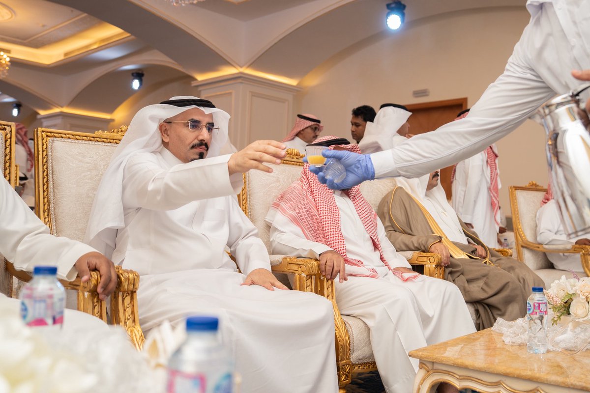 bin_sfeer's tweet photo. تنطق أقلامنا البكماء في أيام الله سمعاً وطاعة؛ تنطق بها المحبة، ويسعى بها الوفاء، وتنادي بهما في الناس ما وسعها النداء. 

وفي يومٍ من أعزّ أيام الله علينا وأمضاها إجلالاً وحفاوة؛ يوم الاحتفال لتقاعد عميد الأسرة والمسرَّة، سيد السادة، كريم الوفادة، جواد الرفادة، صاحب الفضل والسعادة، وابتداء العطاء ومنتهاه: أخي الكريم الأكبر: فايز "أبو زياد". 

احتفل به زملاؤه، منسوبو تعليم الطائف، معلمو مدرسته والإداريون فيها، أرباب الفضل، شركاؤه في المعالي، أعوانه على حمل الأمانة، وأمثاله في النُبل والمسؤولية والشهامة. 

لم يحتفلوا بحكم العادة، ولم يحملهم إلى الاحتفال تقليد؛ بل الوفاء والمحبة وإعادة المعروف إلى غِمده وسليله. 

احتفلوا بقائدهم والمكارم والأخلاق التي ورثوها عن آبائهم وأجدادهم تسعى بين أيدهم كأنها النور التام يوم الشهادة. 

بعد أن عبَّر بالتربية والتعليم -أصالة عن نفسه ونيابة عن وزارة التعليم قائداً من قياداتها- عَبَرَها عزيز النفس، محمود المقام، عاطر السيرة، كريم السمعة، كثير الامتنان، والمحبة تحدوه، والشهادة على إحسانه في أثره ومآثرة تربت على قلوب المحتفلين به. 

أعز الله أبا زياد، وأحسن له العاقبة في شأنه كله، وجعل ما قَدَّم وبَذَل في الثلاثين الماضية قَدَم صدق له في العالمين، ولسان صدق في الآخرين. 

وجعل العقود الثلاثة التي قضاها في خدمة العلم وطالبيه، وفي تمثيل الوطن ورجاله، وفي إنماء حاضره ومستقبله؛ في موازين حسناته. 

وشكر الله لمنسوبي تعليم الطائف، زملائه الذين أقاموا حفلهم بالوفاء والمحبة وعلى الشهامة والكرامة التي ورثوها كابراً عن كابر.

@fayz_a_q @MOE_TIF @moe_gov_sa