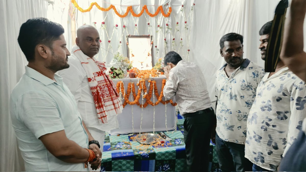 WhyManish's tweet photo. खगड़िया जिला के पनसलवा निवासी प्रदीप भगत की माताजी के निधन उपरांत श्रद्धाकर्म में शामिल होकर उनके चित्र पर पुष्पांजलि अर्पित कर  श्रद्धांजलि दिया ।
ईश्वर दिवंगत पुण्यात्मा को अपने श्रीचरणों में स्थान प्रदान करें तथा शोकाकुल परिवारजनों को इस अपार दुःख को सहन करने की शक्ति दें। https://t.co/7kgTKme5l1