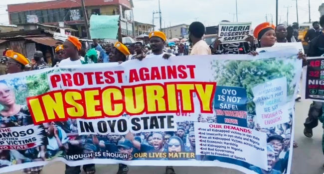 channelstv's tweet photo. Protesters Ground Traffic On Iwo Road, Demand Release Of Abducted Oyo Schoolchildren, Teachers

They criticised political leaders for focusing on preparations for the 2027 elections while insecurity continues to threaten the lives of Nigerians.

https://t.co/PpQDVf71D8 https://t.co/Ku6AsByOGt