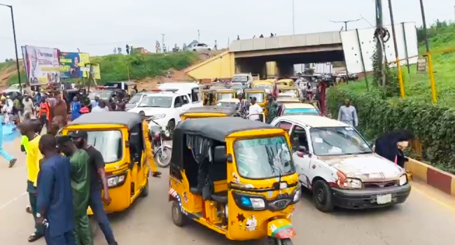channelstv's tweet photo. Protesters Ground Traffic On Iwo Road, Demand Release Of Abducted Oyo Schoolchildren, Teachers

They criticised political leaders for focusing on preparations for the 2027 elections while insecurity continues to threaten the lives of Nigerians.

https://t.co/PpQDVf71D8 https://t.co/Ku6AsByOGt