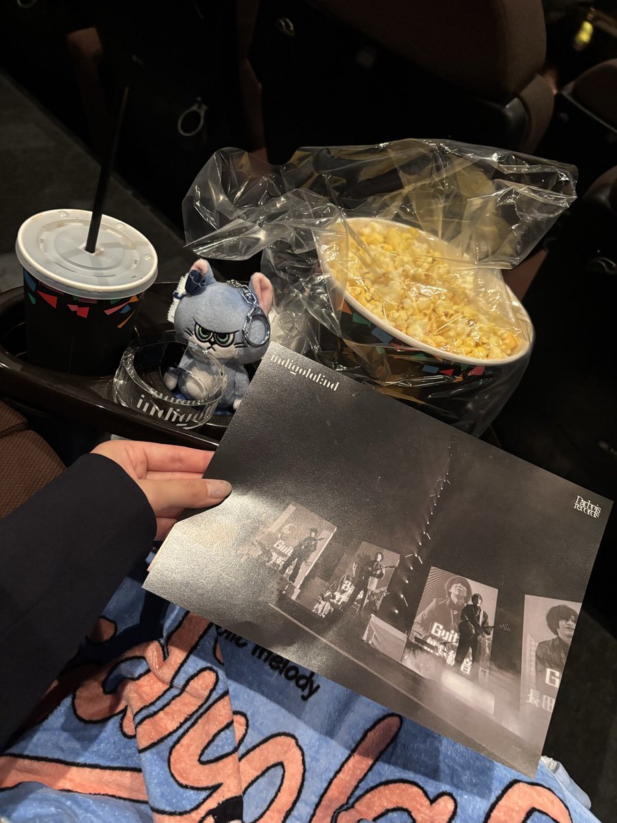 utausagi___'s tweet photo. 6/22 indigo 夜の藍　舞台上映会
📍豊洲ユナイテッドシネマ

クソデカポップコーン食べながらまた泣いてた^ ^🍿はやくライブいきたい！！ https://t.co/si3uR94OE7