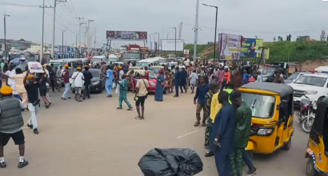channelstv's tweet photo. Protesters Ground Traffic On Iwo Road, Demand Release Of Abducted Oyo Schoolchildren, Teachers

They criticised political leaders for focusing on preparations for the 2027 elections while insecurity continues to threaten the lives of Nigerians.

https://t.co/PpQDVf71D8 https://t.co/Ku6AsByOGt