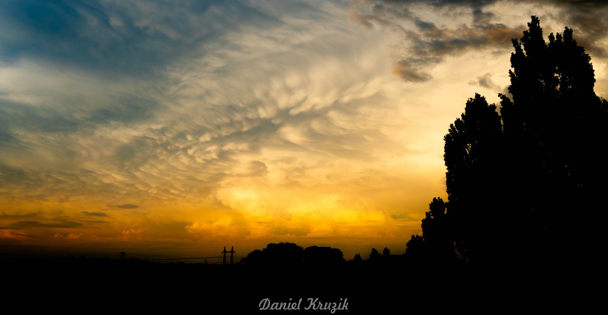 LammyCZ's tweet photo. 🌩️Mammatus #clouds hanging beneath the #anvil of a #thunderstorm today. These pouch-like formations form as sinking air develops under the #storm's icy anvil, creating one of nature's most striking cloud displays.

➡️Photos took In Czechia on 20.6.2026

#weather #EUwx #weatherwx https://t.co/5PXHlFuwKJ