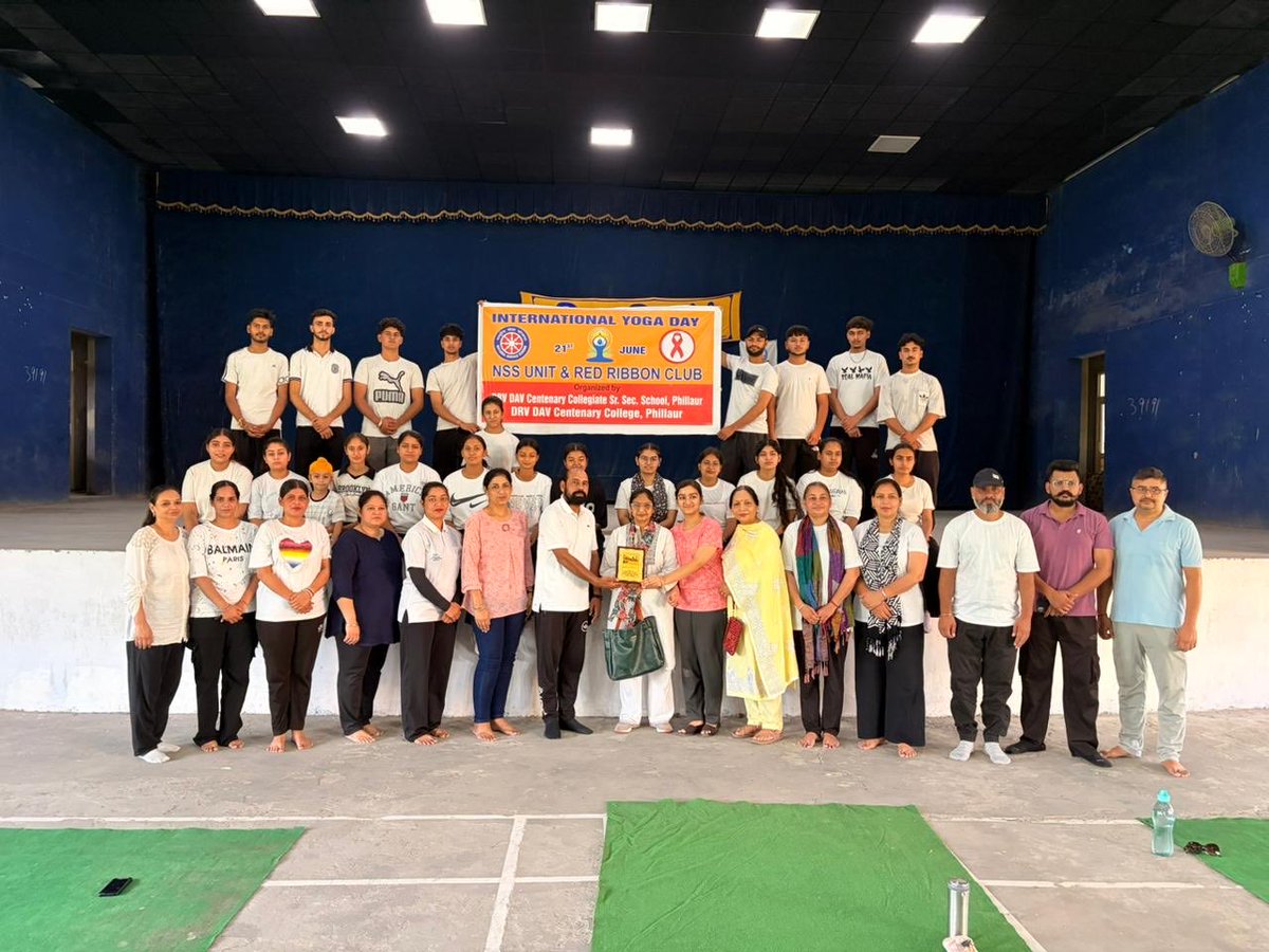 skmidha252's tweet photo. 12th International Yoga Day was celebrated by the NSS Unit and the Red Ribbon Club of DRV DAV Shatabdi College Phillaur .On this occasion, the volunteers and guests were conducted yoga by Miss Yashika Gupta under the leadership of Yoga Master Mrs. Sushma Goyal. https://t.co/Ty5dB9v05h