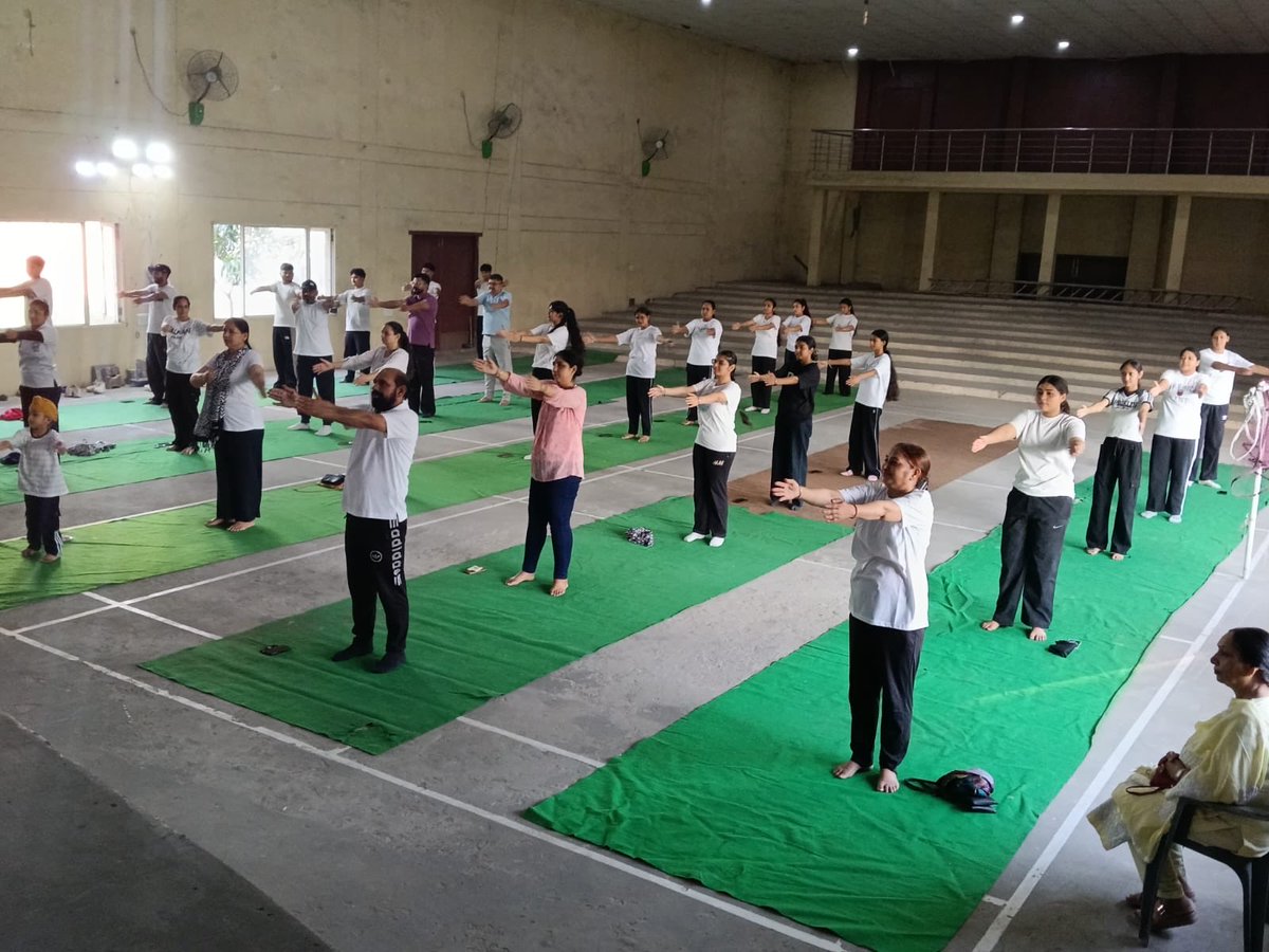 skmidha252's tweet photo. 12th International Yoga Day was celebrated by the NSS Unit and the Red Ribbon Club of DRV DAV Shatabdi College Phillaur .On this occasion, the volunteers and guests were conducted yoga by Miss Yashika Gupta under the leadership of Yoga Master Mrs. Sushma Goyal. https://t.co/Ty5dB9v05h