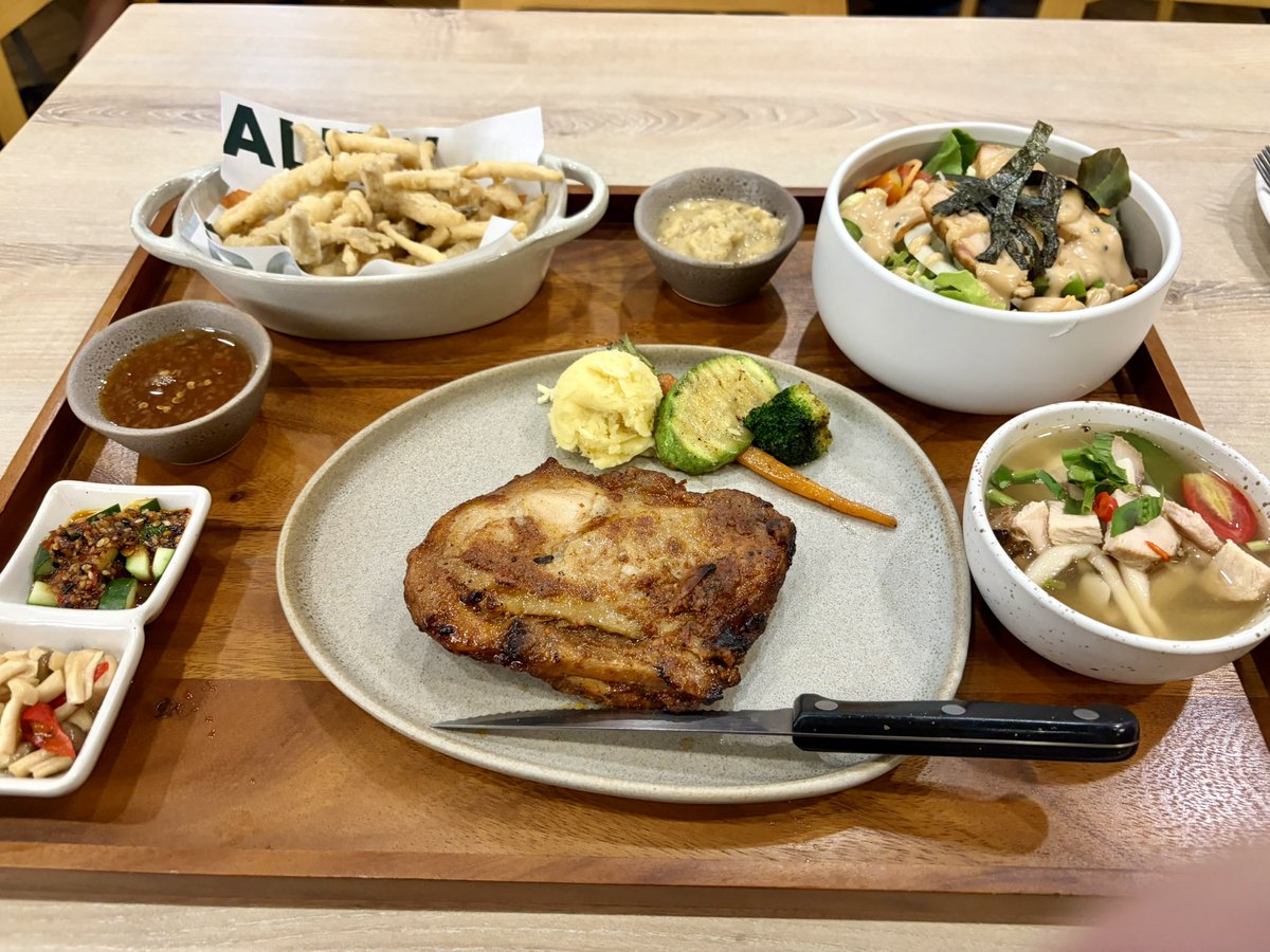 bongtao's tweet photo. ในขณะที่ Sizzler กับ OKJ กำลังงัดกันด้วยบุฟเฟ่ต์สลัดบาร์ ทาง Salad Factory สู้ด้วยอาหารเซ็ท 

🟢 ราคาขึ้นอยู่กับโปรตีนจานหลัก ไก่เริ่มที่ 295 ถ้าปลาหรือเนื้อ ก็แพงขึ้นเป็นสเตป

🟢 เลือกชุดได้ 3 แบบคือ เซ็ทไทย / Asian / Western อาหารในชุดจะต่างกันไป มีสลัด ซุป เครื่องเคียง ของกินเล่น

ไม่ต้องบุฟเฟ่ต์แต่อิ่มตัวจะแตก ผู้หญิงไม่น่ากินหมดด้วยอะ แล้วโปรตีนเยอะมาก เป็นโปรที่ได้กลับมาซ้ำแน่ๆ