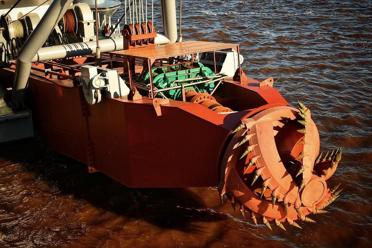 Plusfm919's tweet photo. MODERNA Draga DRM-5 ya se encuentra en Pilar.
Esta moderna herramienta ya se encuentra en el puerto de Pilar para mejorar la navegación y asegurar el comercio manteniendo los ríos navegables.
Pedro Alliana agradeció a Japón por esta valiosa cooperación parra un país hermano. https://t.co/Z39MexcNJG