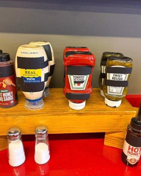 porqueTTarg's tweet photo. "Heinz"

Porque la FIFA usa sus condimentos en los VIP pero les tapó la marca por no aceptar ser sponsor: ahora, Heinz se burla en sus redes y lanzaron una campaña de marketing con eso. https://t.co/08I1hInxb5