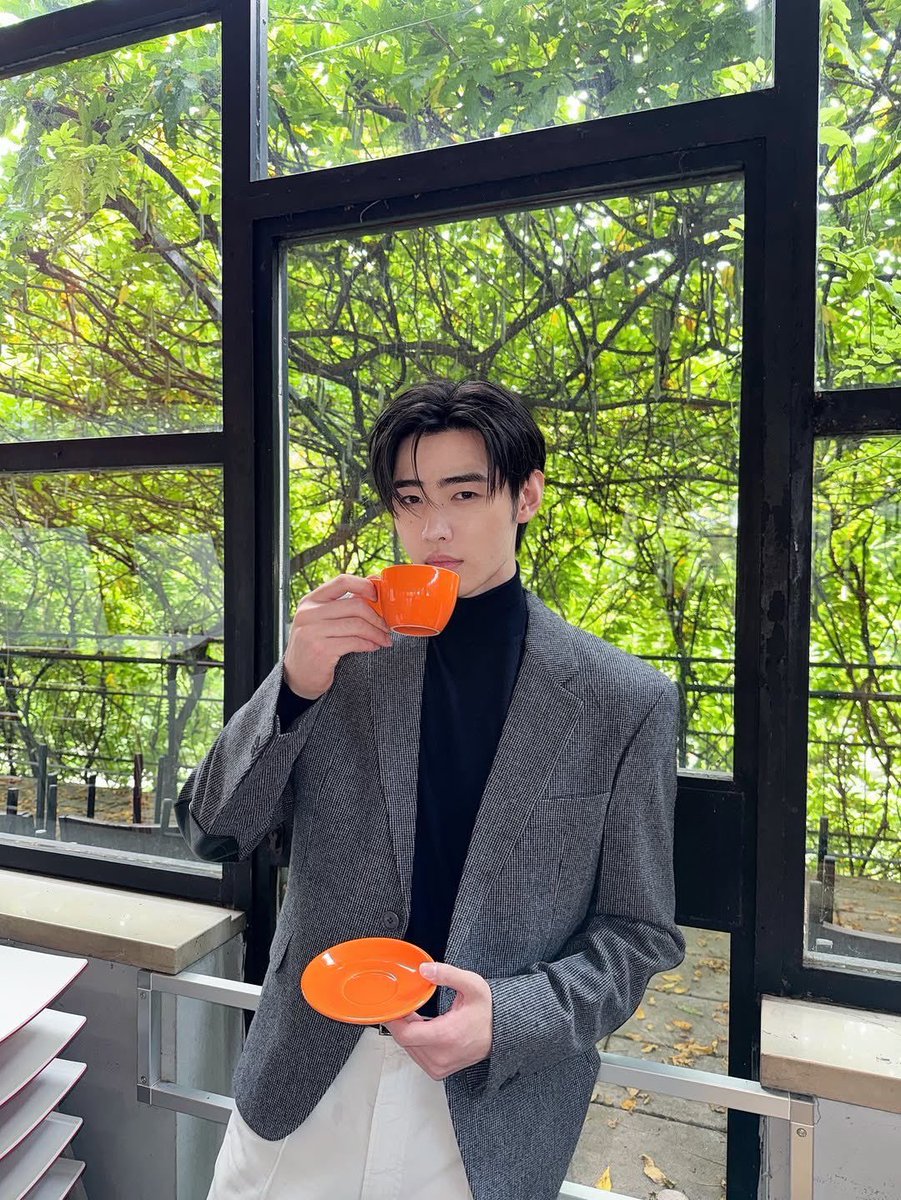 hoon2u's tweet photo. a statement teacup https://t.co/mrNYkIOoew