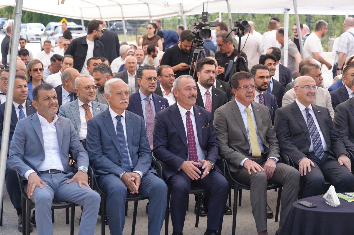 denizliso's tweet photo. Başkanımız Selim Kasapoğlu ve Başkan Yardımcımız Mehmet Serter, Müstakil Sanayici ve İşadamları Derneği (MÜSİAD) Denizli Şubesi’nin yeni hizmet binasının açılış törenine katıldı.

Denizli Valisi Sayın Yavuz Selim Köşger’in katılımıyla gerçekleştirilen törende, il protokolü, yerel yönetim temsilcileri ve iş dünyasının temsilcileri bir araya geldi.

Başkan Kasapoğlu, MÜSİAD Genel Başkanı Burhan Özdemir, Denizli Şube Başkanı Engin Boyacı ve yönetimine hayırlı olsun dileklerini ileterek yeni hizmet binasının Denizli iş dünyasına ve bölge sanayisine katkı sağlaması temennisinde bulundu. 

Açılış kurdelesinin kesilmesinin ardından, Başkan Yardımcımız Mehmet Serter ile Meclis Üyemiz Mehmet Akgün'e derneğe sunduğu katkılar dolayısıyla teşekkür plaketi takdim edildi.

@RHisarciklioglu 
@selimkasapoglu 

@TOBBiletisim 
@MUSIADDenizli 

#DSO #Denizli #Sanayi