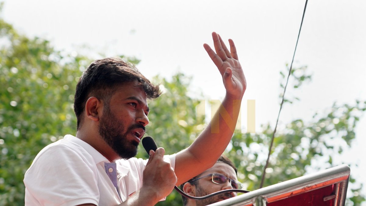 UNI_Photos's tweet photo. In Photos | Founder of the Cockroach Janta Party (CJP) Abhijeet Dipke addressed the supporters demanding the resignation of Union Minister Dharmendra Pradhan as the protest continued for the third day at Jantar Mantar in Delhi on Monday (22/06).

📸: Ritik Sharma / UNI

@CJP_for_India | @abhijeet_dipke | #AbhijeetDipke | #DharmendraPradhan | #JantarMantarProtest | #CockroachJantaParty | #Delhi | #DharmendraPradhan | #UNI