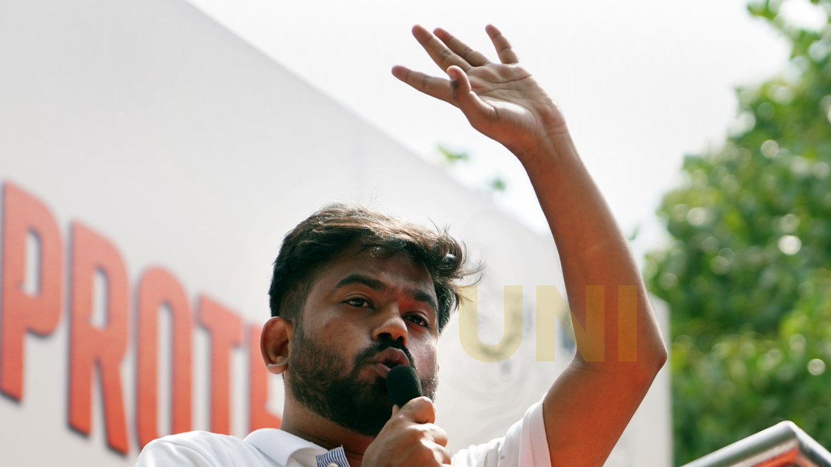 UNI_Photos's tweet photo. In Photos | Founder of the Cockroach Janta Party (CJP) Abhijeet Dipke addressed the supporters demanding the resignation of Union Minister Dharmendra Pradhan as the protest continued for the third day at Jantar Mantar in Delhi on Monday (22/06).

📸: Ritik Sharma / UNI

@CJP_for_India | @abhijeet_dipke | #AbhijeetDipke | #DharmendraPradhan | #JantarMantarProtest | #CockroachJantaParty | #Delhi | #DharmendraPradhan | #UNI